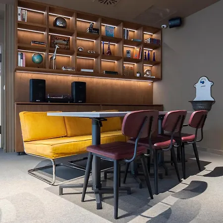 Maverick Athenaeum 旅馆 *