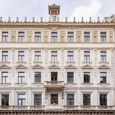 Maverick Athenaeum 旅馆 *